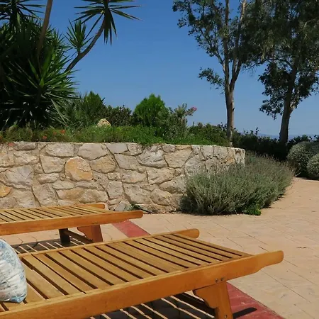 Vakantiehuis Aeolos Beachfront Family