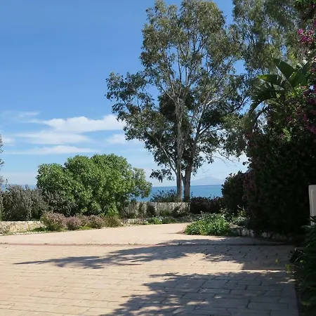Дом отдыха Aeolos Beachfront Family Kouverta