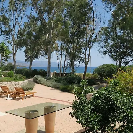 Дом отдыха Aeolos Beachfront Family Kouverta